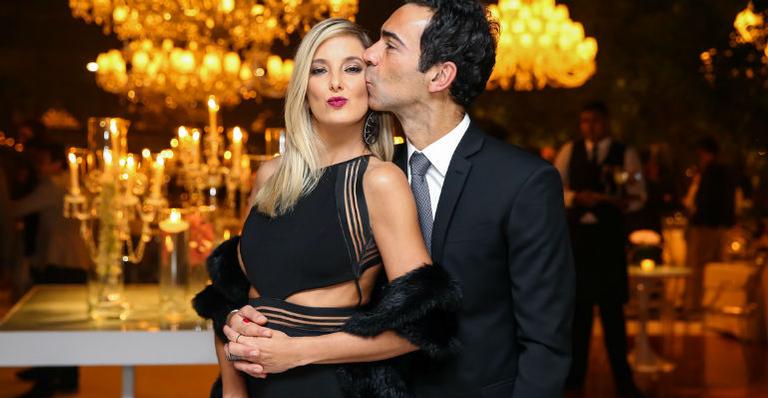 Após reatarem o namoro, Ticiane Pinheiro e César Tralli trocam carinhos durante festa