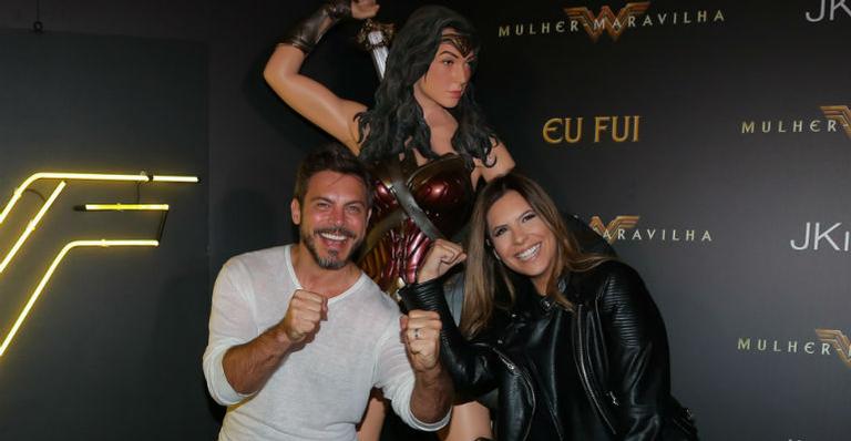Com a filha, Luigi Baricelli se diverte na pré-estreia do filme ‘Mulher Maravilha’