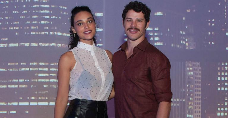 Que casal! Débora Nascimento e José Loreto roubam a cena em evento