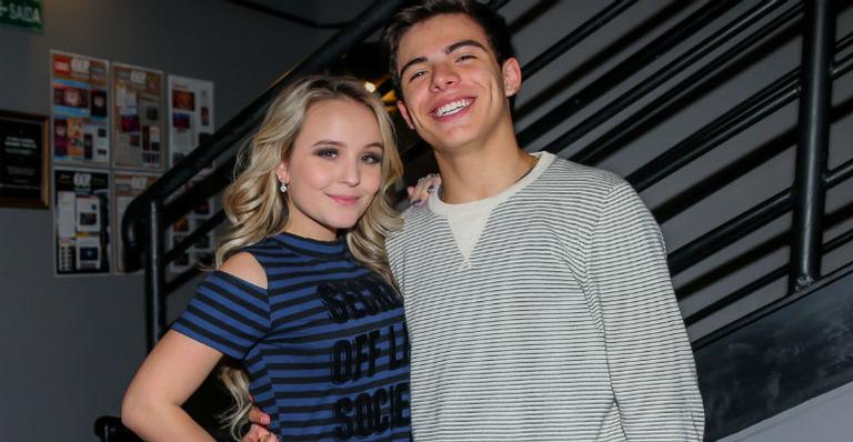 Assumidíssimos, Larissa Manoela e Thomaz Costa curtem show juntinhos