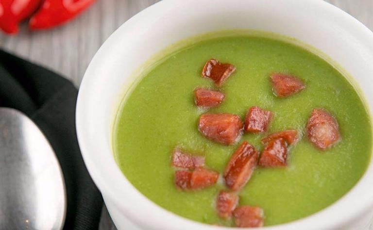 Para o friozinho: creme de ervilhas com linguiça artesanal