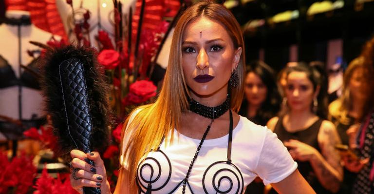 Sabrina Sato lança coleção de lingerie inspirada em fetiches