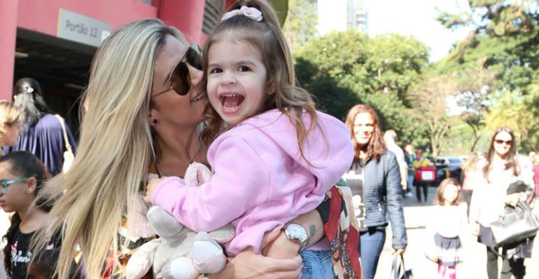 Mirella Santos leva a filha, Valentina, para conferir musical infantil