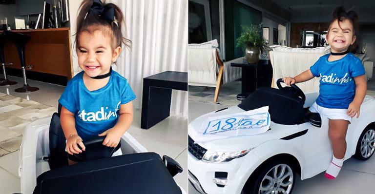 Maria Flor, filha de Deborah Secco, completa 18 meses e se diverte com ‘carrão’