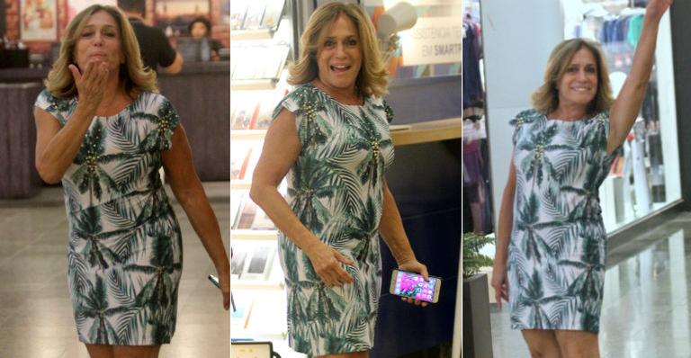 Em momento de bom humor, Susana Vieira faz caras e bocas ao ser flagrada por fotógrafos