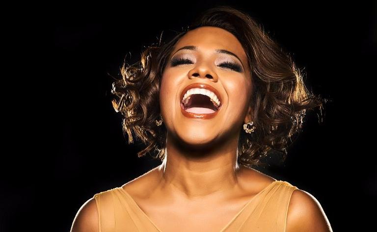 Thalita Pertuzatti revive sucessos de Whitney Houston
