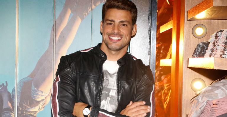 Cauã Reymond rouba a cena em evento fashion na capital paulista