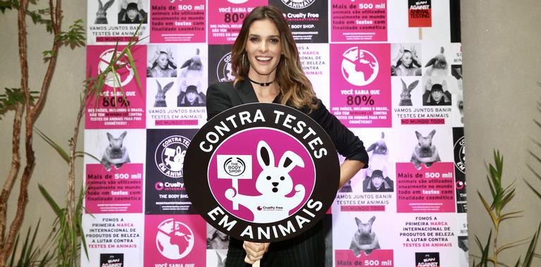 Fernanda Lima faz manifesto pelo fim dos testes em animais