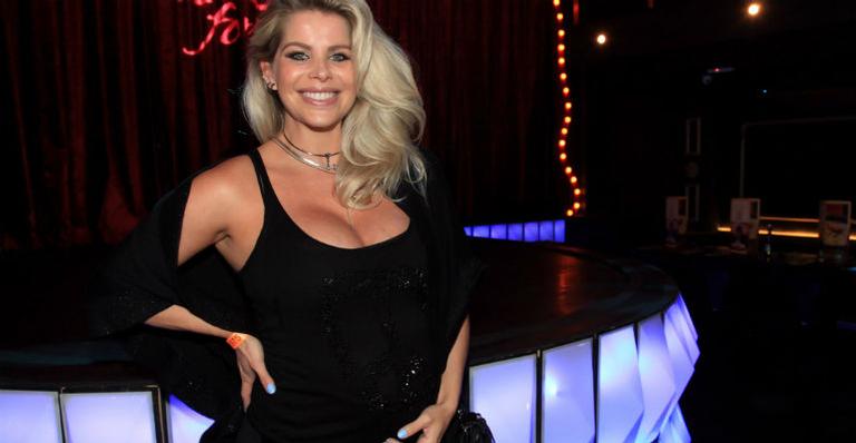 Grávida, Karina Bacchi exibe barrigão em ida ao teatro