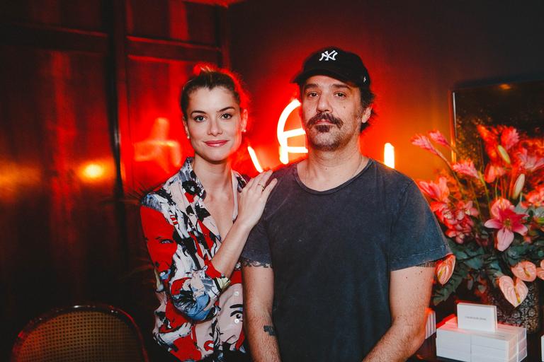 Alinne Moraes e marido vão a evento de moda