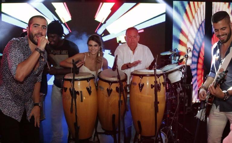 Galvão Bueno assume percussão no show de Rafa e Pipo Marques
