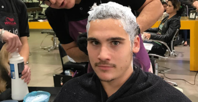 Radicalizou! Nicolas Prattes muda o visual e aparece com os fios loiros