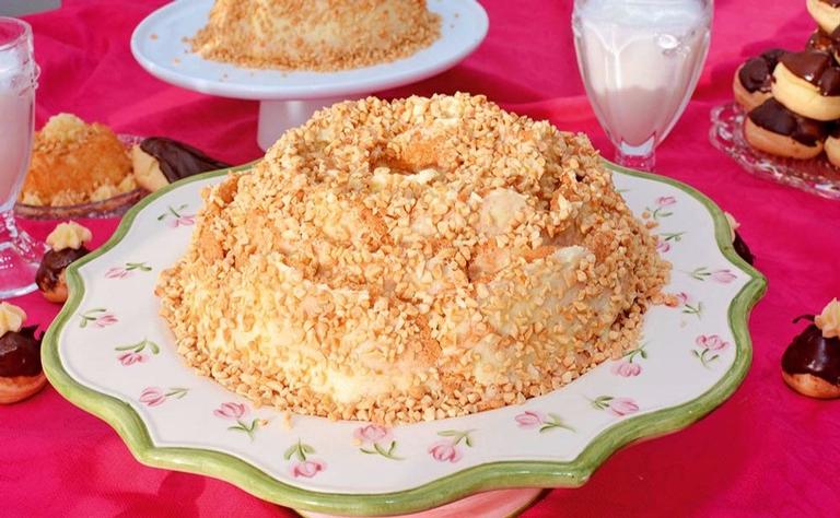 Para acompanhar o clima das festas juninas, que tal um bolo de amendoim?