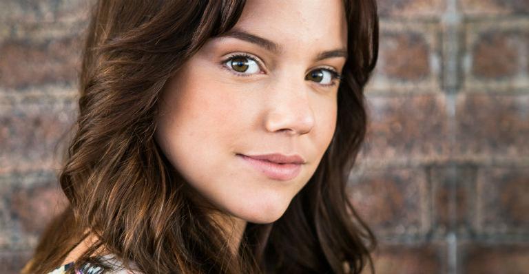 Alice Wegmann causa alvoroço na web ao postar foto durante o banho