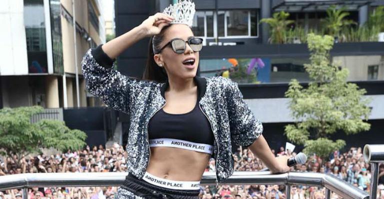 Anitta é coroada rainha da 21ª Parada Gay de São Paulo