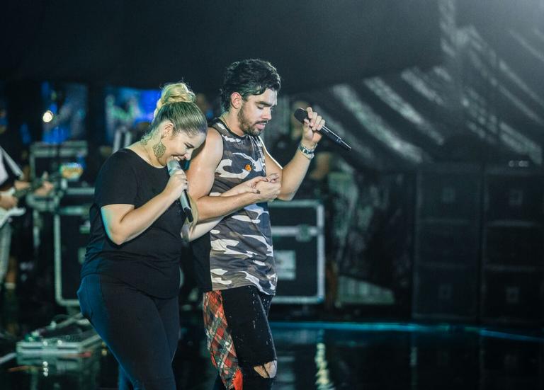 Gabriel Diniz divide o palco com Marília Mendonça em festa de São João
