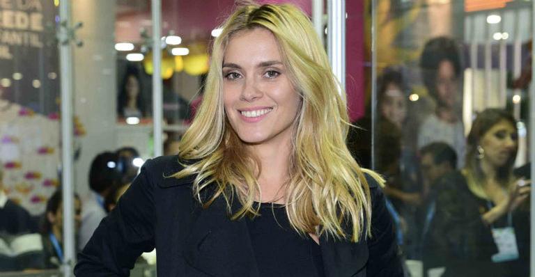 Carolina Dieckmann participa de feira em São Paulo
