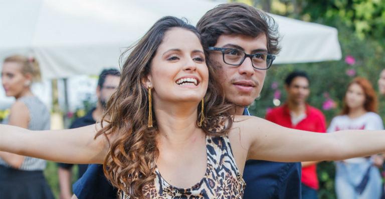 Reataram? Amanda de Godoi e Francisco Vitti vão juntos ao teatro