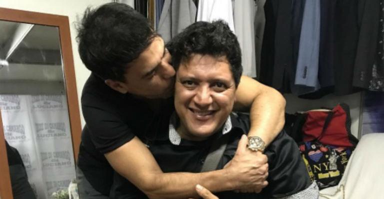 Zezé Di Camargo faz rara aparição ao lado do irmão, Welington: “Filho de coração”