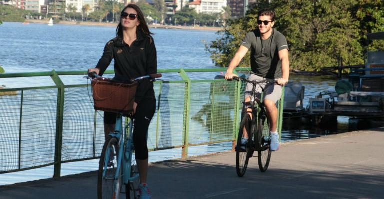 Olha os noivos! Camila Queiroz e Klebber Toledo pedalam juntos no Rio de Janeiro