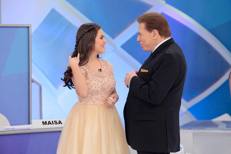 Maísa se emociona ao receber homenagem de Silvio Santos