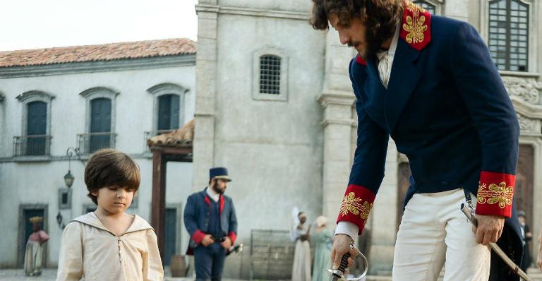 Chay Suede é flagrado brincando com seu filho da ficção