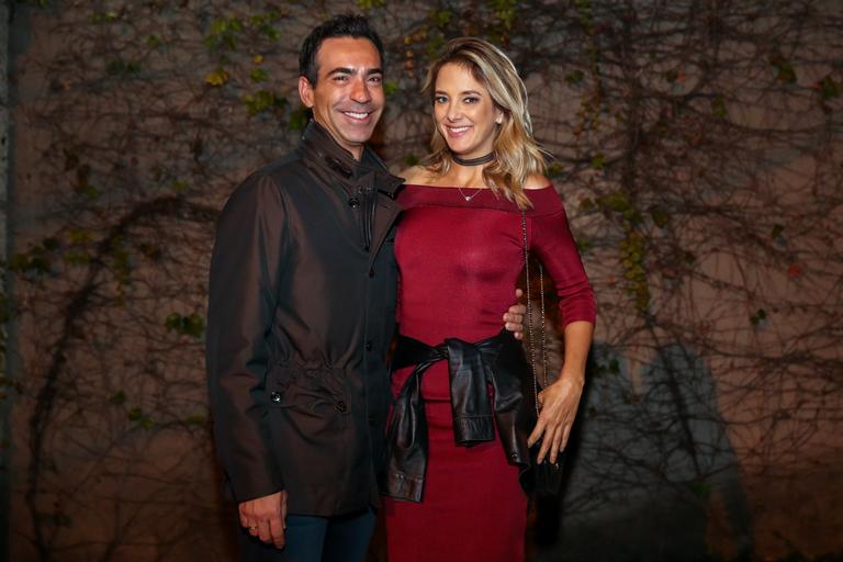 Ticiane Pinheiro e César Tralli se divertem na festa de Luciana Cardoso