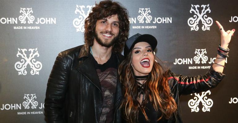 Chay Suede e Giovanna Lancellotti se divertem durante evento fashion