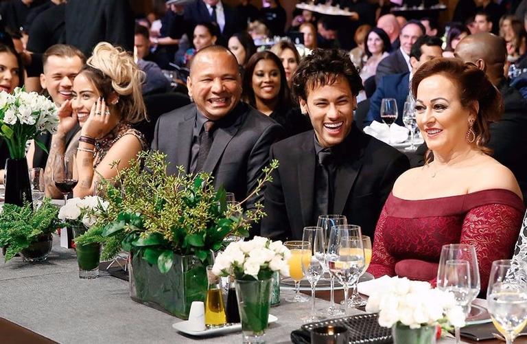 Neymar Jr. dança muito durante o 1º Leilão Beneficente do Instituto Projeto Neymar Jr.