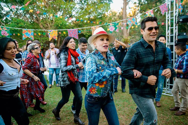 Cada um com seu par! Ana Maria Braga dança quadrilha com novo namorado