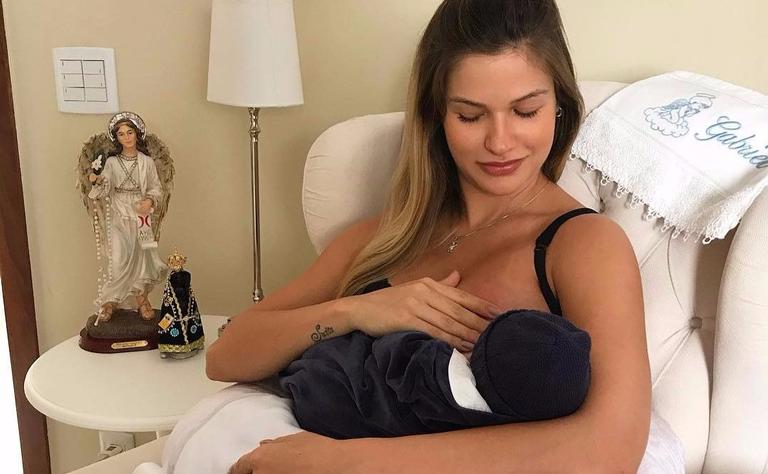 Andressa Suíta publica foto amamentando Gabriel: “Deus, obrigada por esse momento”
