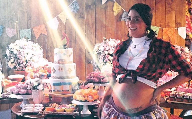 Carol Castro faz chá de bebê para Nina