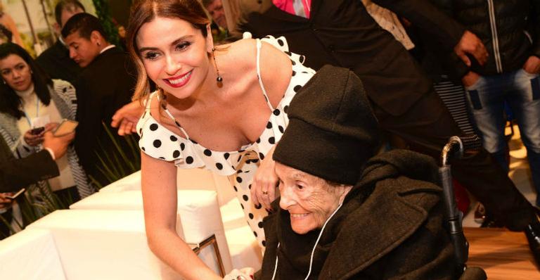 Fã idosa de Giovanna Antonelli conhece a atriz durante evento em São Paulo