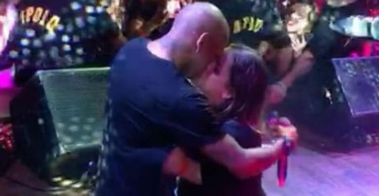 Nego do Borel dá beijão em fã durante show em Porto Alegre