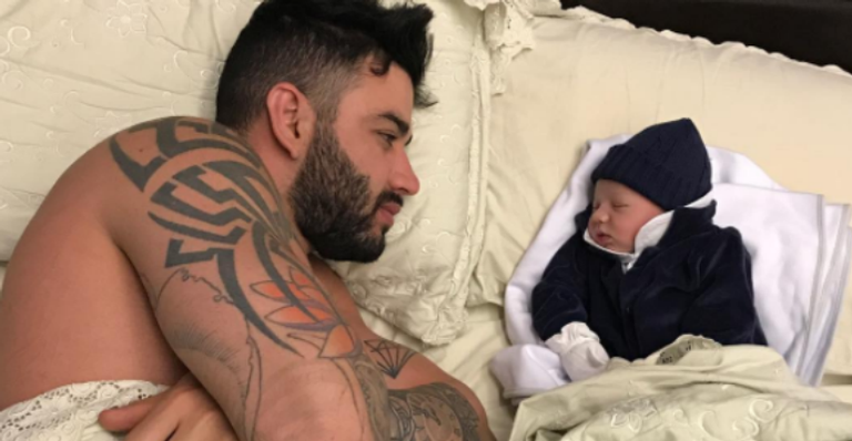 Gusttavo Lima aparece em clique fofo ao lado do filho Gabriel