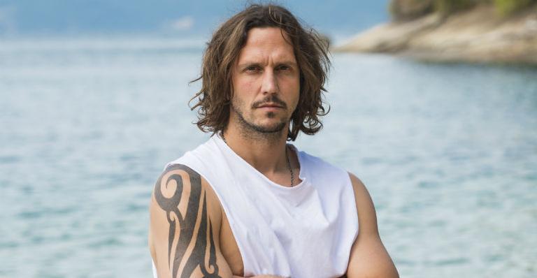 Vladimir Brichta muda o visual para viver detetive particular em série
