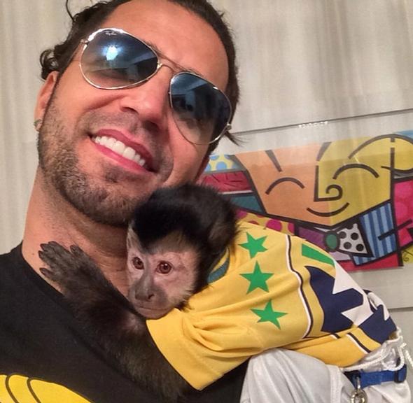 Latino se desespera com sumiço do seu macaco, o Twelves