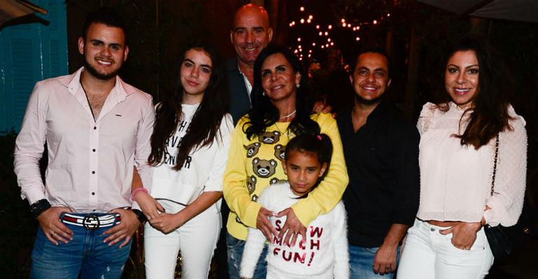 Gretchen comemora sucesso internacional ao lado da família
