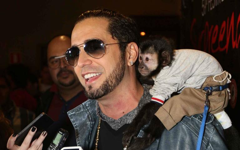 Latino se emociona ao reencontrar seu macaco, o Twelves
