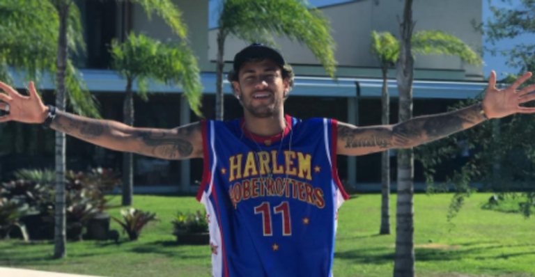 Neymar muda o visual e exibe novo corte de cabelo