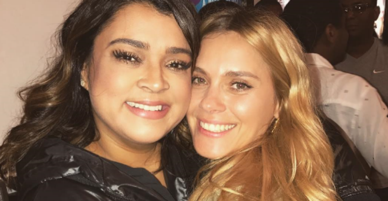 Carolina Dieckmann recebe o carinho da amiga Preta Gil em estreia no teatro