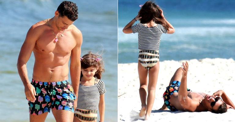 Cauã Reymond curte dia de praia com a filha no Rio de Janeiro