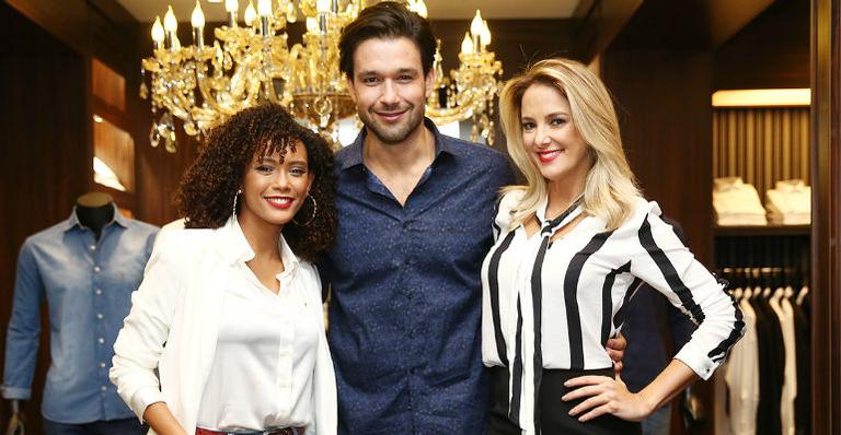 Taís Araújo, Sérgio Marone e Ticiane Pinheiro prestigiam lançamento fashion