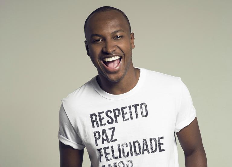 Com música nova na área, Thiaguinho investe também na internet com uma websérie