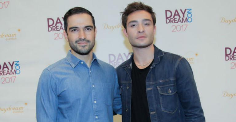 Alfonso Herrera e Ed Westwick se encontram com fãs em São Paulo