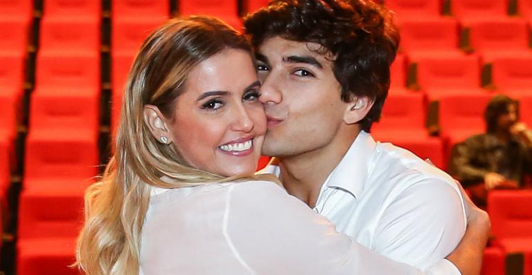 Deborah Secco recebe o carinho do marido em estreia no teatro