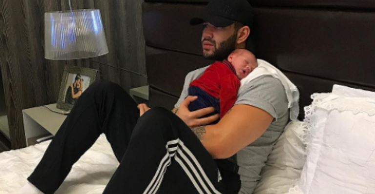 Gusttavo Lima toca piano com o filho no colo. Vem ver!