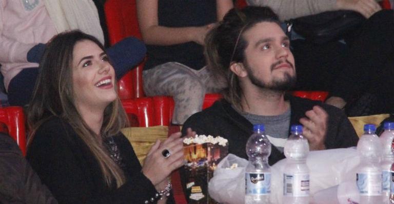 Só love! Luan Santana curte espetáculo circense com a namorada