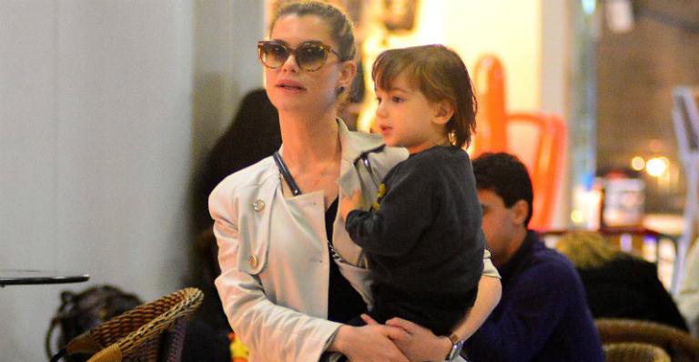 Alinne Moraes faz rara aparição com o filho, Pedro