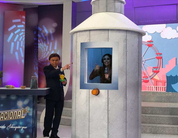 Daniela Albuquerque ganha surpresa de aniversário inspirada em Silvio Santos
